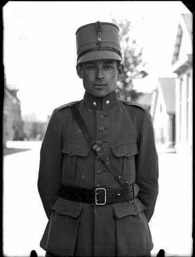 Foto van een jonge officier, gemaakt tussen 1920 en 1930.